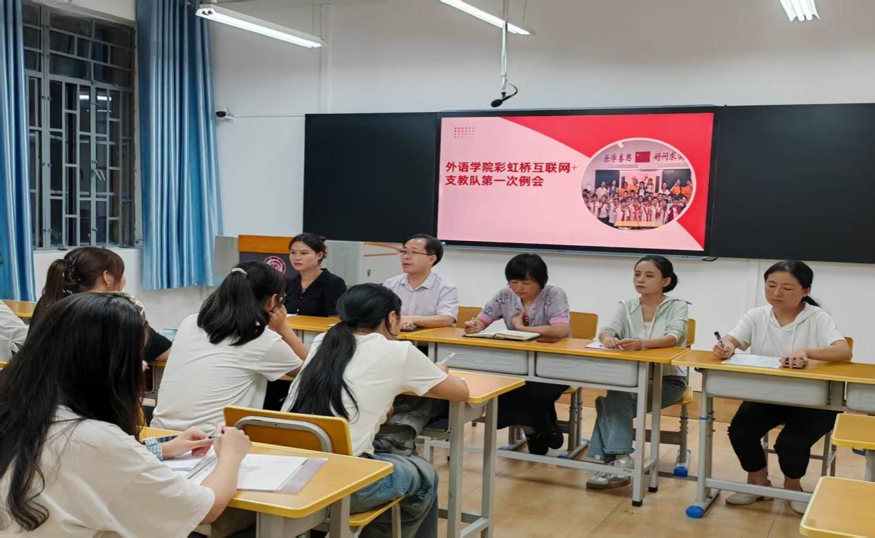 一群人坐在桌子前描述已自动生成