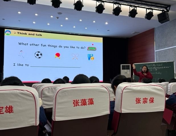 图片包含 室内, 桌子, 电脑, 大描述已自动生成