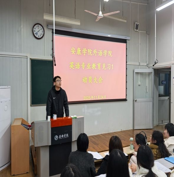 会议室里的人们描述已自动生成